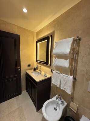 Superior Room | Bathroom