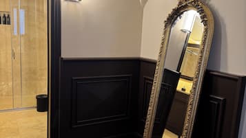 Luxury Apartment Gambirasi | Badezimmer | Dusche, kostenlose Toilettenartikel, Haartrockner, Bademäntel