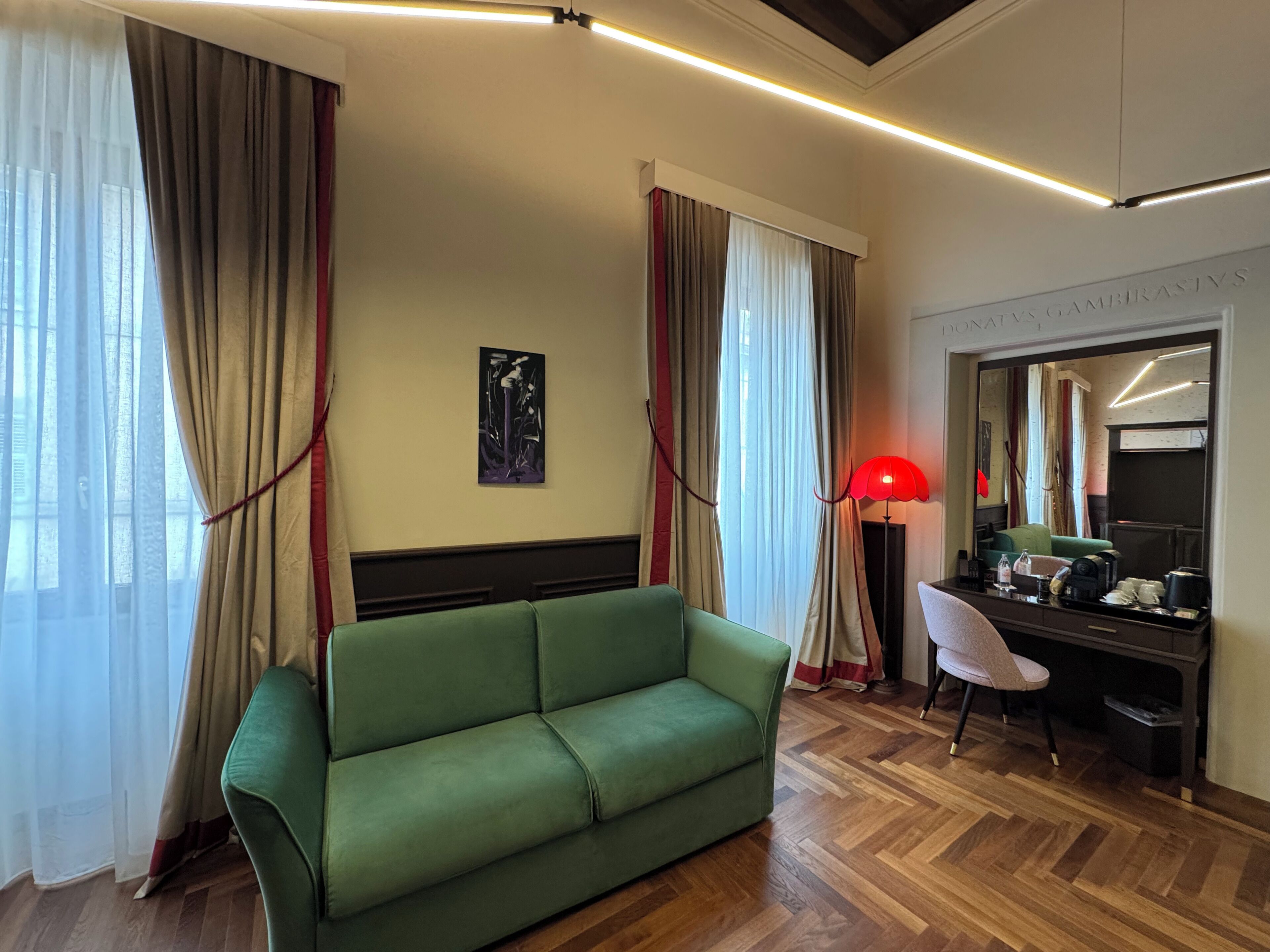 Pantheon Suite | 迷你吧、房內夾萬、書桌、免費 Wi-Fi