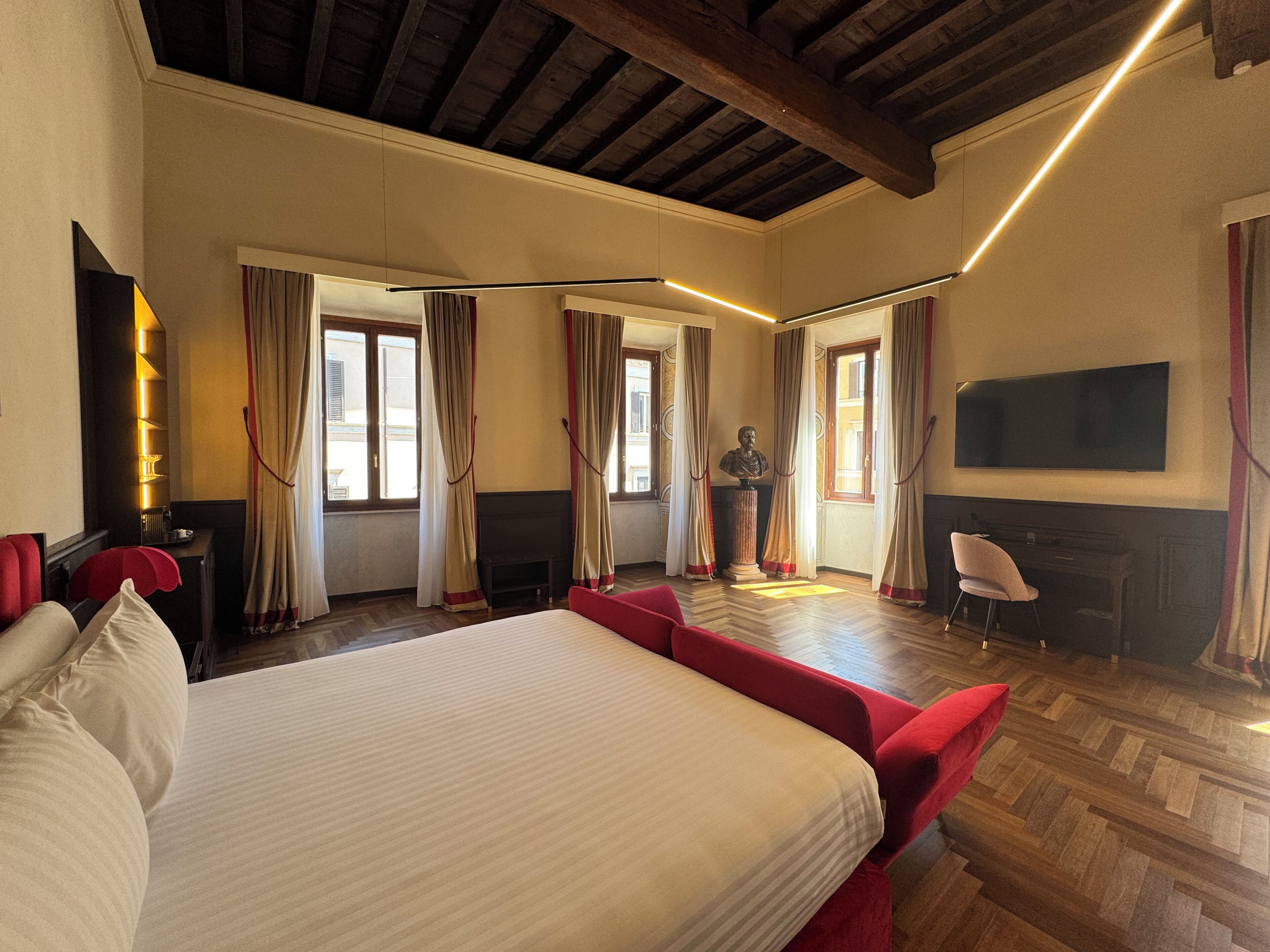 Navona Suite | Minibar, in-room safe, desk, WiFi (free)
