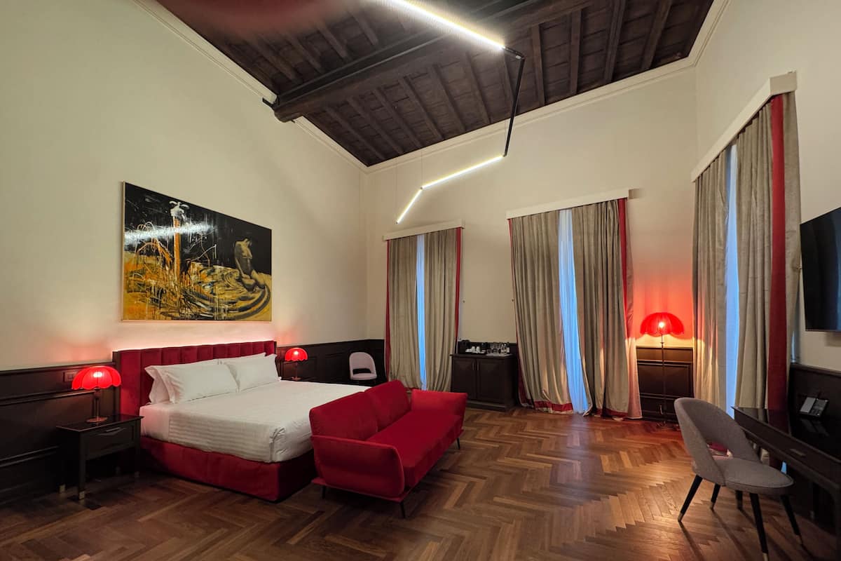 Minibar, coffres-forts dans les chambres, bureau, Wi-Fi gratuit