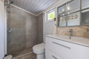 คลาสสิกทาวน์โฮม, วิวสวน | ห้องน้ำ | ฝักบัว, ไดร์เป่าผม, ผ้าเช็ดตัว, สบู่