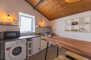 Klassieke resortwoning, uitzicht op tuin | Privékeuken | Een minikoelkast, een microgolfoven, een oven, een kookplaat