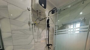 Ein Badezimmer mit Dusche, Toilette und Waschbecken.