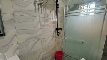 Kamar Keluarga, balkon, pemandangan kota | Kamar mandi | Perlengkapan mandi gratis, pengering rambut, handuk, dan sabun