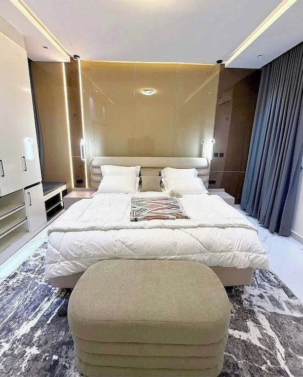 Kamar Keluarga, balkon, pemandangan kota | Meja kerja, ruang kerja ramah laptop, dan tirai kedap cahaya