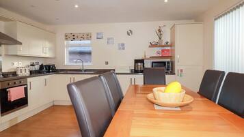 Rentaplats i utensilis de cuina, vaixella i coberteria