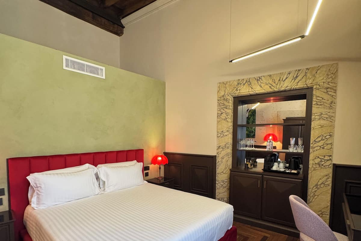 Phòng Deluxe | Minibar, két bảo mật tại phòng, bàn