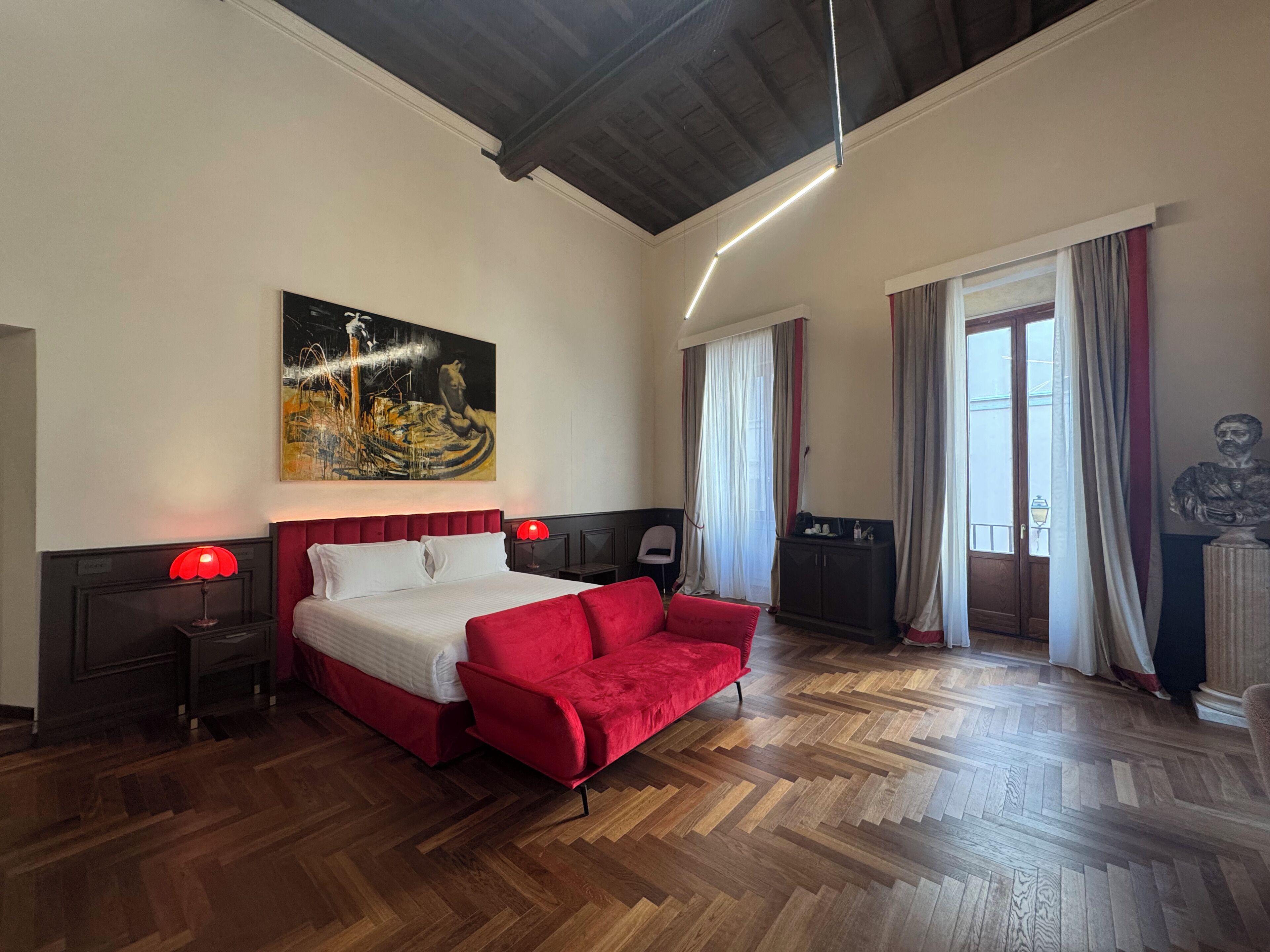 Roma Suite | Een minibar, een kluis op de kamer, een bureau, gratis wifi