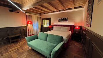 Art Suite | Minibar, in-room safe, desk, free WiFi