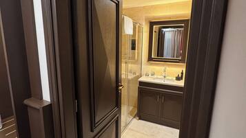 Vatican Room | Bathroom | Shower, free toiletries, hair dryer, bathrobes
