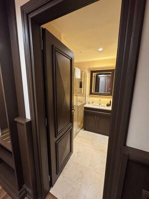 Vatican Room | Badezimmer | Dusche, kostenlose Toilettenartikel, Haartrockner, Bademäntel