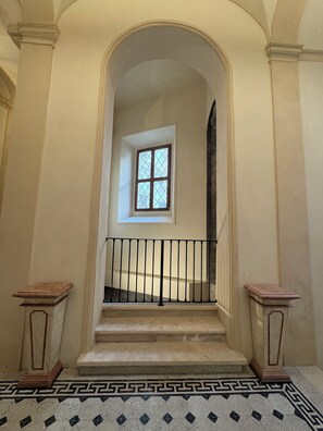 Luxury Apartment Navona | Een minibar, een kluis op de kamer, een bureau, gratis wifi