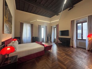 Roma Suite | Minibar, värdeförvaringsskåp på rummet, skrivbord och gratis wi-fi