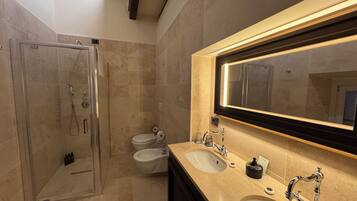 Gambirasi Suite | Bathroom | Shower, free toiletries, hair dryer, bathrobes