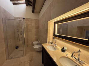 Gambirasi Suite | Phòng tắm | Buồng tắm vòi sen, đồ dùng nhà tắm miễn phí, máy sấy tóc