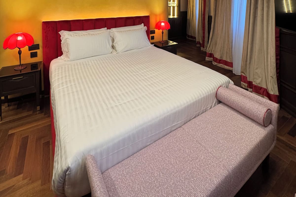 Vatican Suite with Rooftop | Minibar, Zimmersafe, Schreibtisch, kostenloses WLAN