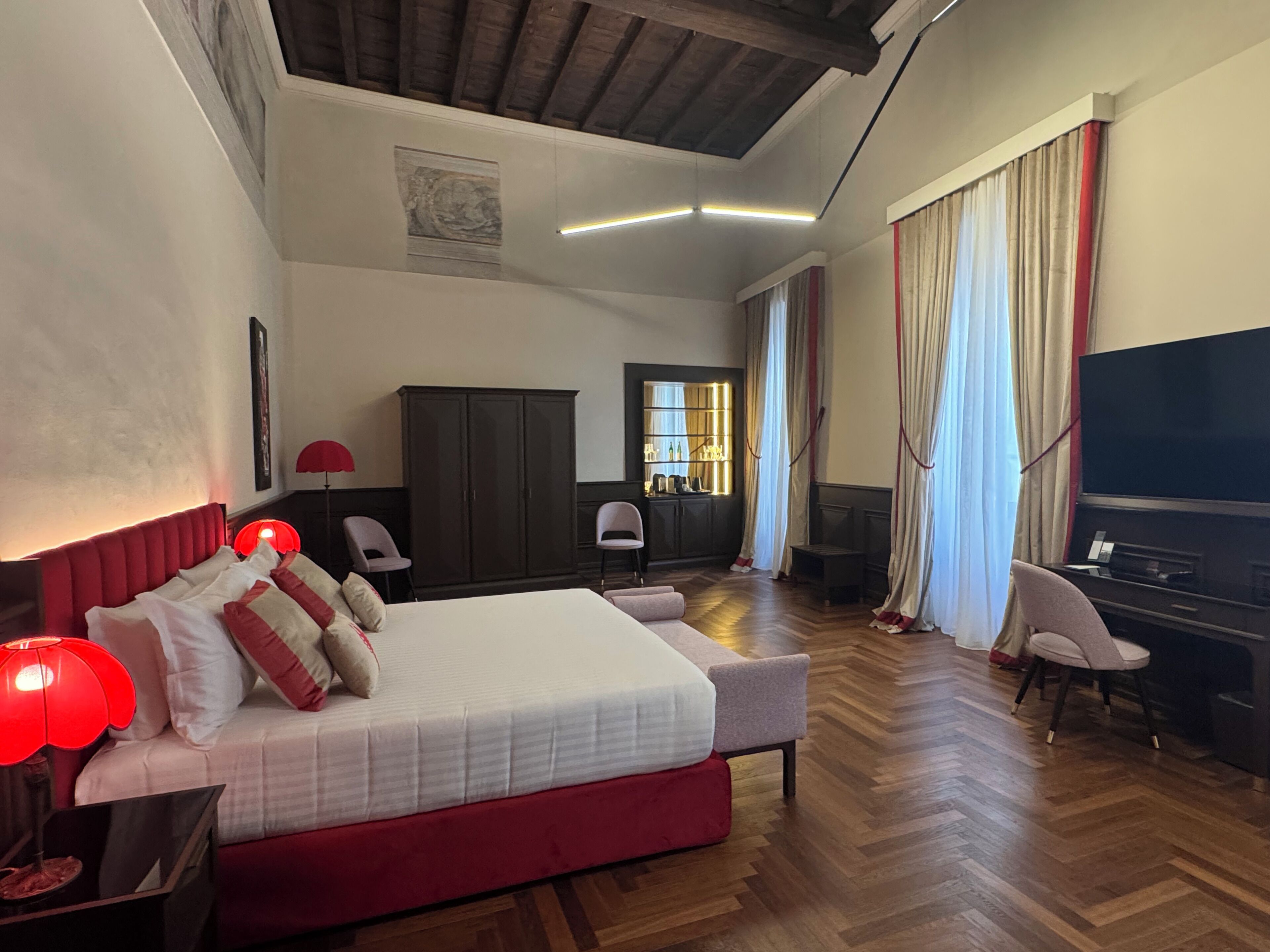 Gambirasi Suite | Een minibar, een kluis op de kamer, een bureau, gratis wifi