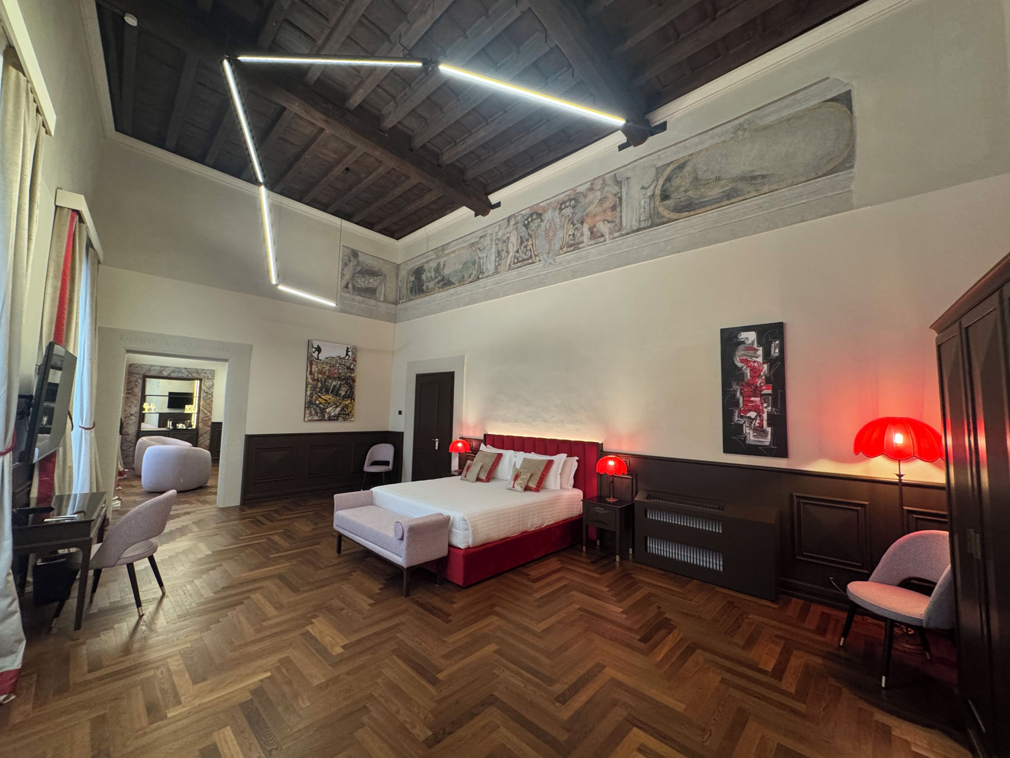 Ein geräumiges Schlafzimmer mit einem großen Bett, einem Schreibtisch und einem Stuhl.