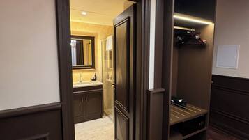 Vatican Room | Salle de bain | Douche, articles de toilette gratuits, sĂšche-cheveux, peignoirs