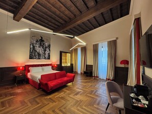 Suite sènior | Minibar, caixa forta a l'habitació, escriptori i wifi gratuïta 