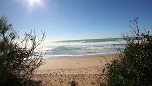 A beach with clear skies and sunlight reflecting off the water. - Casa Zahora - extended families' first choice! (Cádiz)