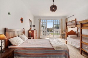 4 bedrooms, desk, iron/ironing board, travel cot - Casa Zahora - extended families' first choice! (Cádiz)