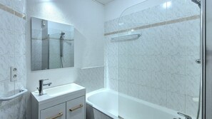 Douche, serviettes fournies