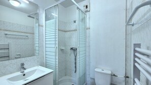 Shower, towels - Grand T2 Port Fréjus (Fréjus)
