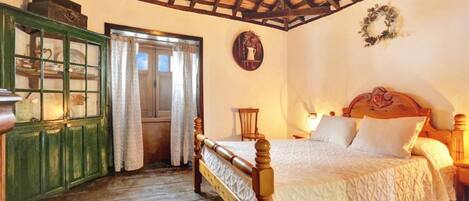 Tabla de planchar con plancha, wifi y ropa de cama