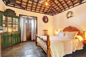 Een strijkplank/strijkijzer, wifi, beddengoed