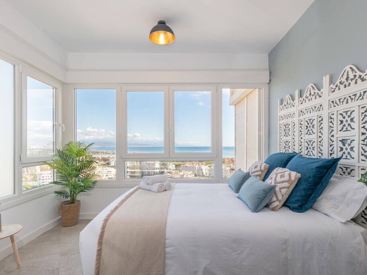 Escritorio, tabla de planchar con plancha, wifi y ropa de cama