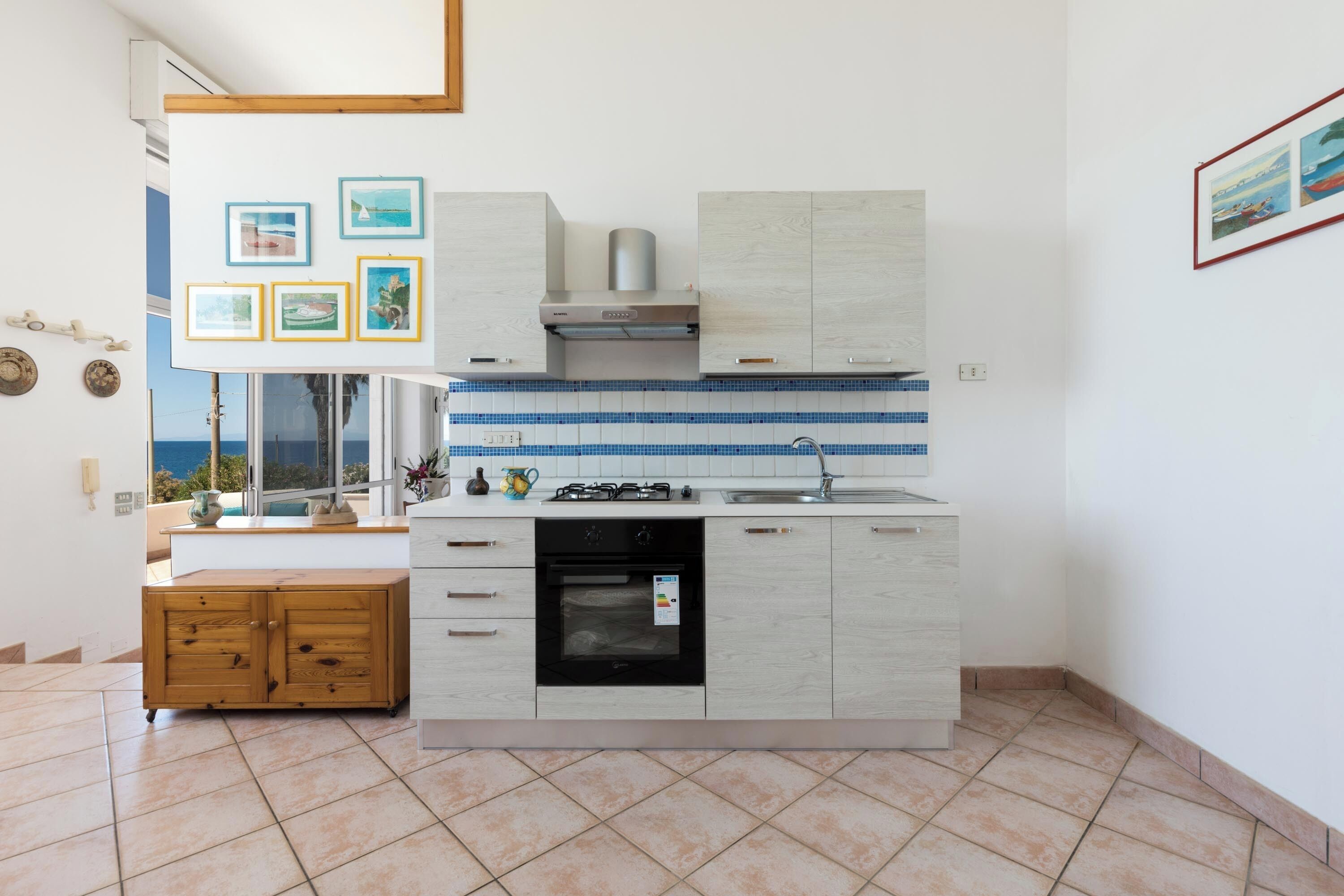 Kjøleskap, kokeplater og kjøkkenutstyr