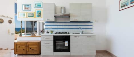 Kjøleskap, kokeplater og kjøkkenutstyr