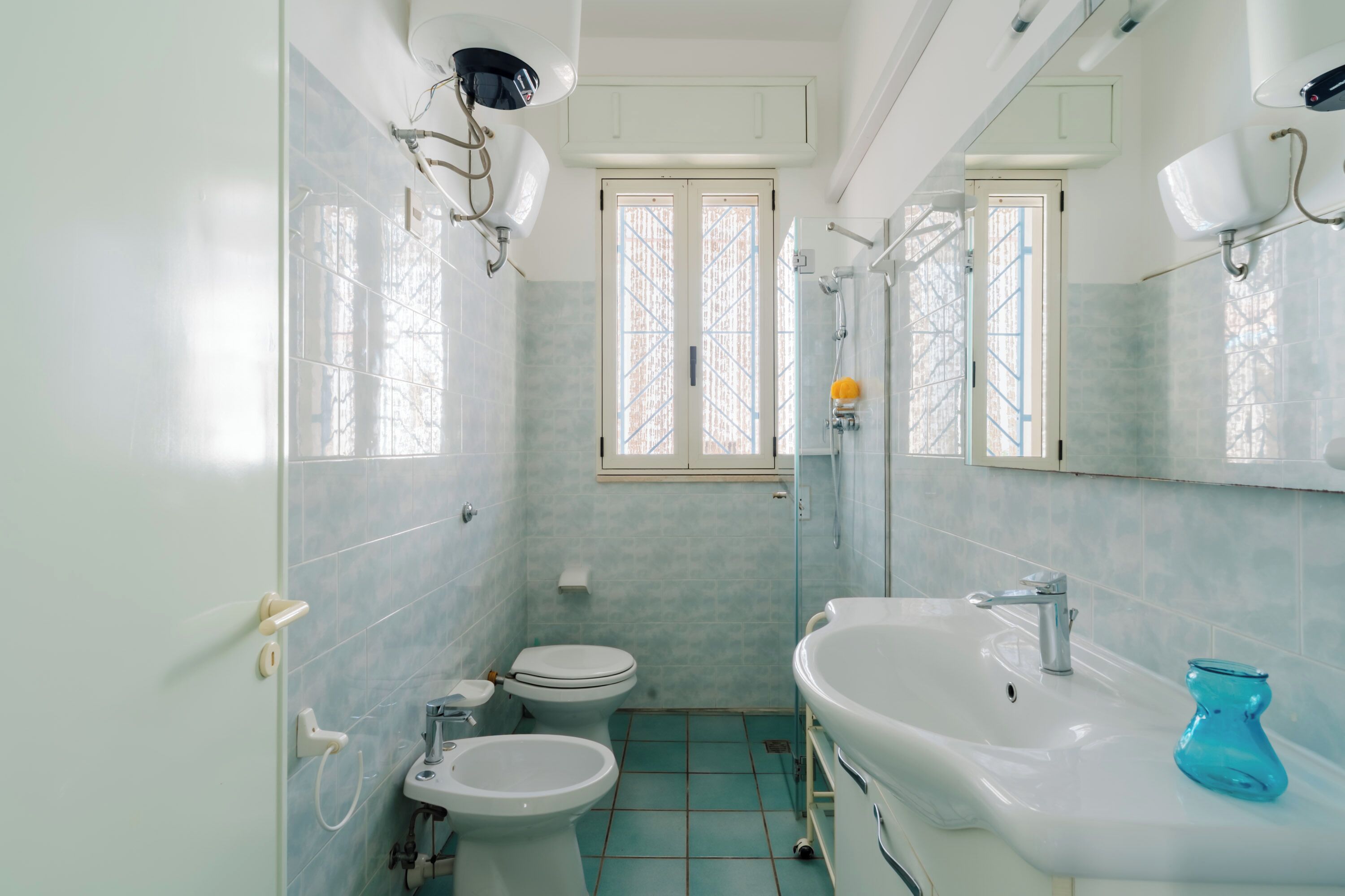 Ein Badezimmer mit Toilette, Waschbecken und Dusche.