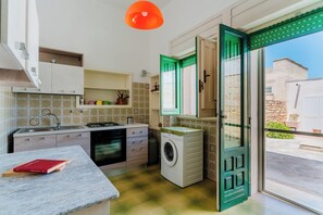 Refrigerador, parrilla de estufa y utensilios de cocina 