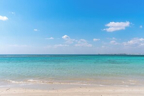 A beach with clear turquoise water and a sandy shore. - Villetta Solmare by BarbarHouse (Torre Lapillo)