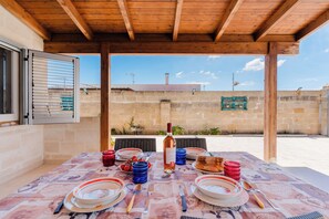 Outdoor dining - Villetta Solmare by BarbarHouse (Torre Lapillo)