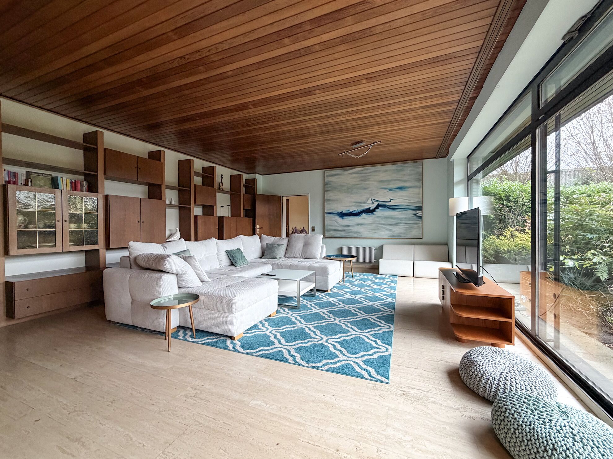 Smart TV, ping pong, books