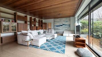 Een smart-tv, een tafeltennistafel en boeken