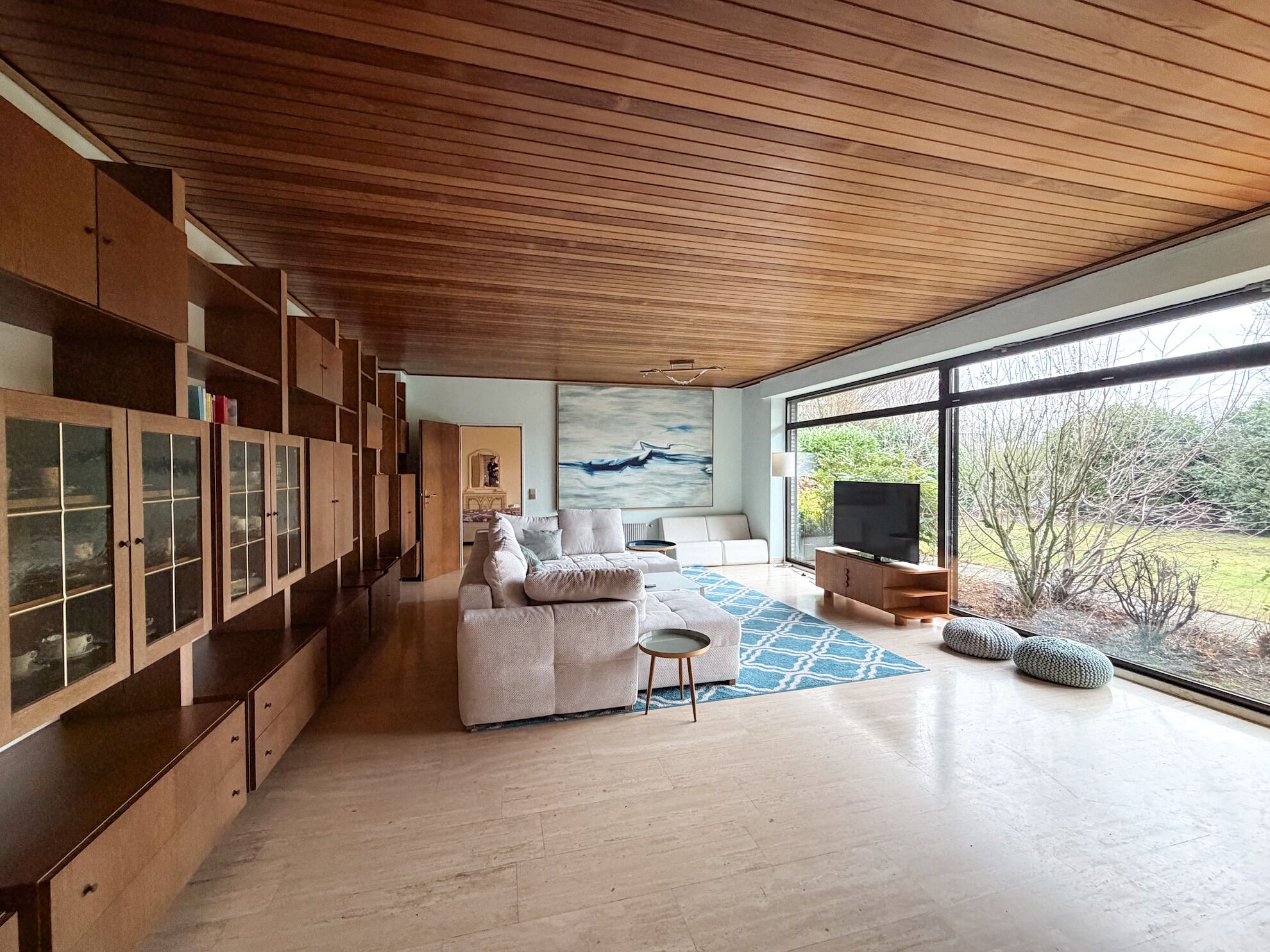 TV connectée, table de tennis de table, livres