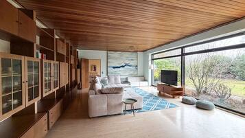 TV connectée, table de tennis de table, livres