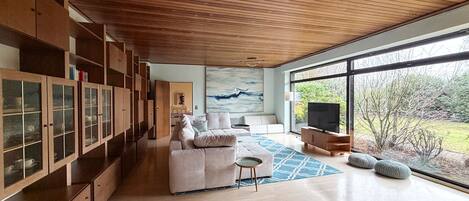 Smart-TV, Tischtennisplatte, Bücher