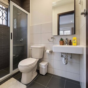 Shower, towels, soap, toilet paper - Gorgeous two-bedroom home in the 1st Ameo Link (Accra)