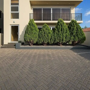 Exterior detail - Gorgeous two-bedroom home in the 1st Ameo Link (Accra)