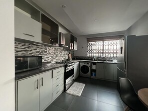 Microwave, oven, stovetop - Gorgeous two-bedroom home in the 1st Ameo Link (Accra)