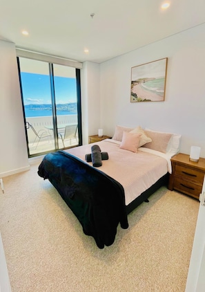 3 bedrooms, iron/ironing board, WiFi, bed sheets - Luxury Central Gosford Apartment. Sweeping water views, pool and secure parking (Gosford)