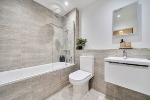 Hair dryer, towels - 2-Bed Staines Stay | Parking | Heathrow & London Access (Staines-upon-Thames)