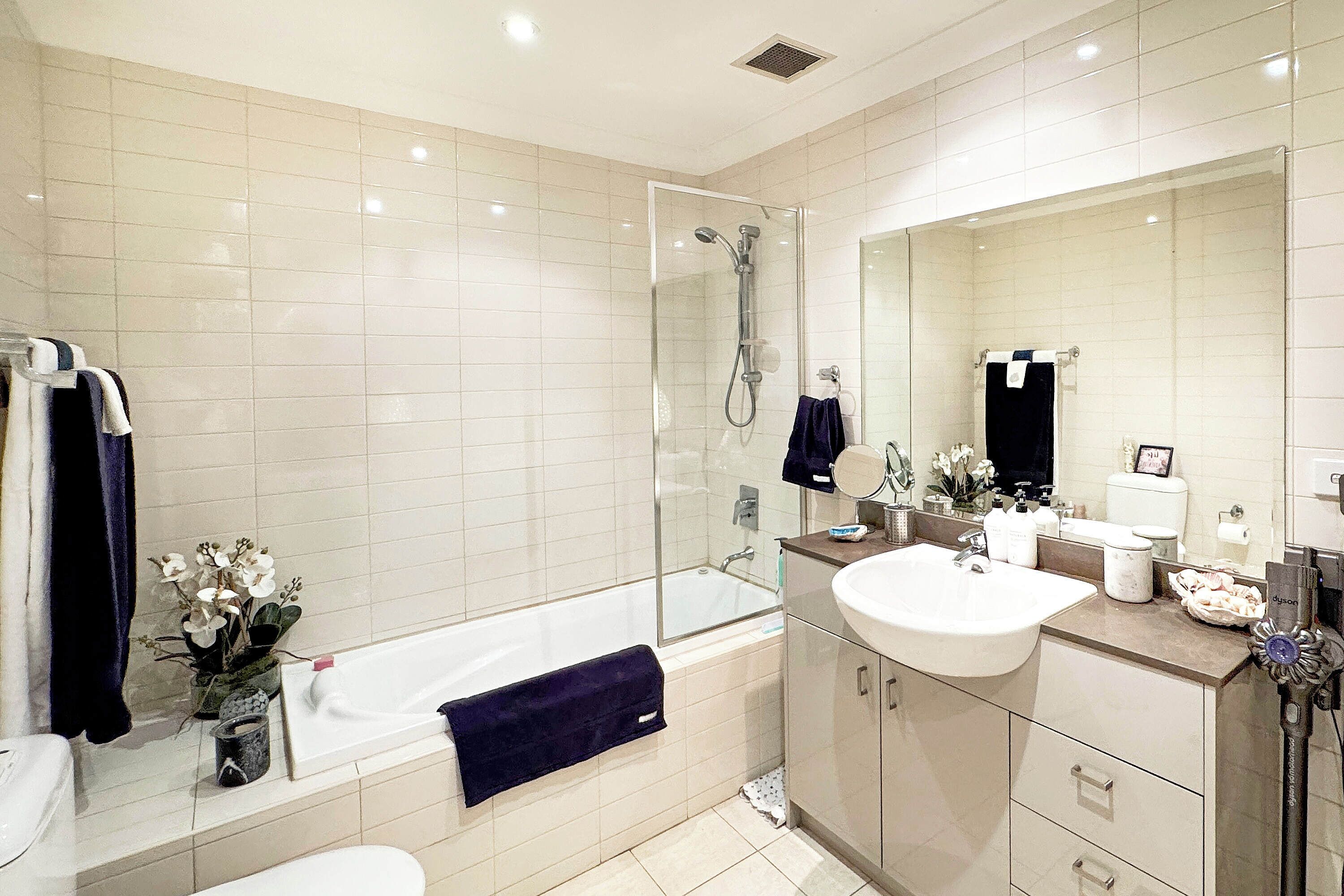 Haartrockner, Handtücher, Seife, Toilettenpapier