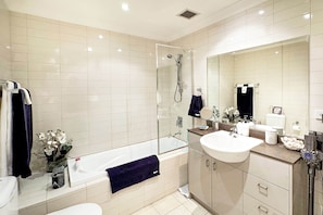 Haartrockner, Handtücher, Seife, Toilettenpapier